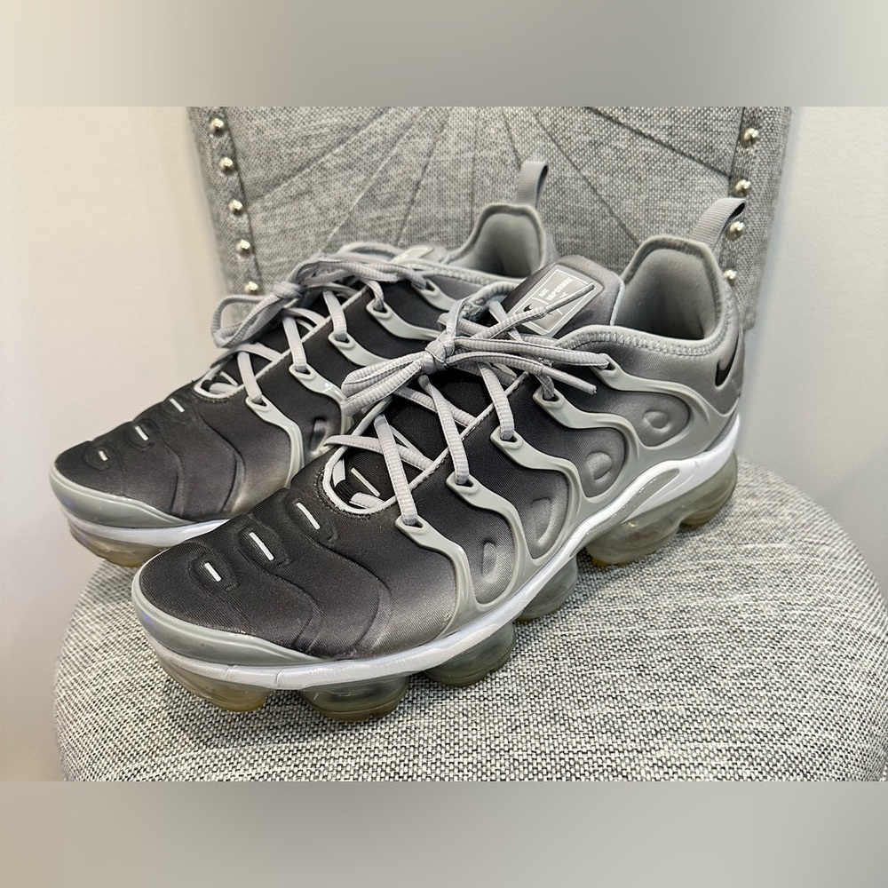 Nike Air Men’s Vapormax Plus Wolf Grey Black White Size 11.5
